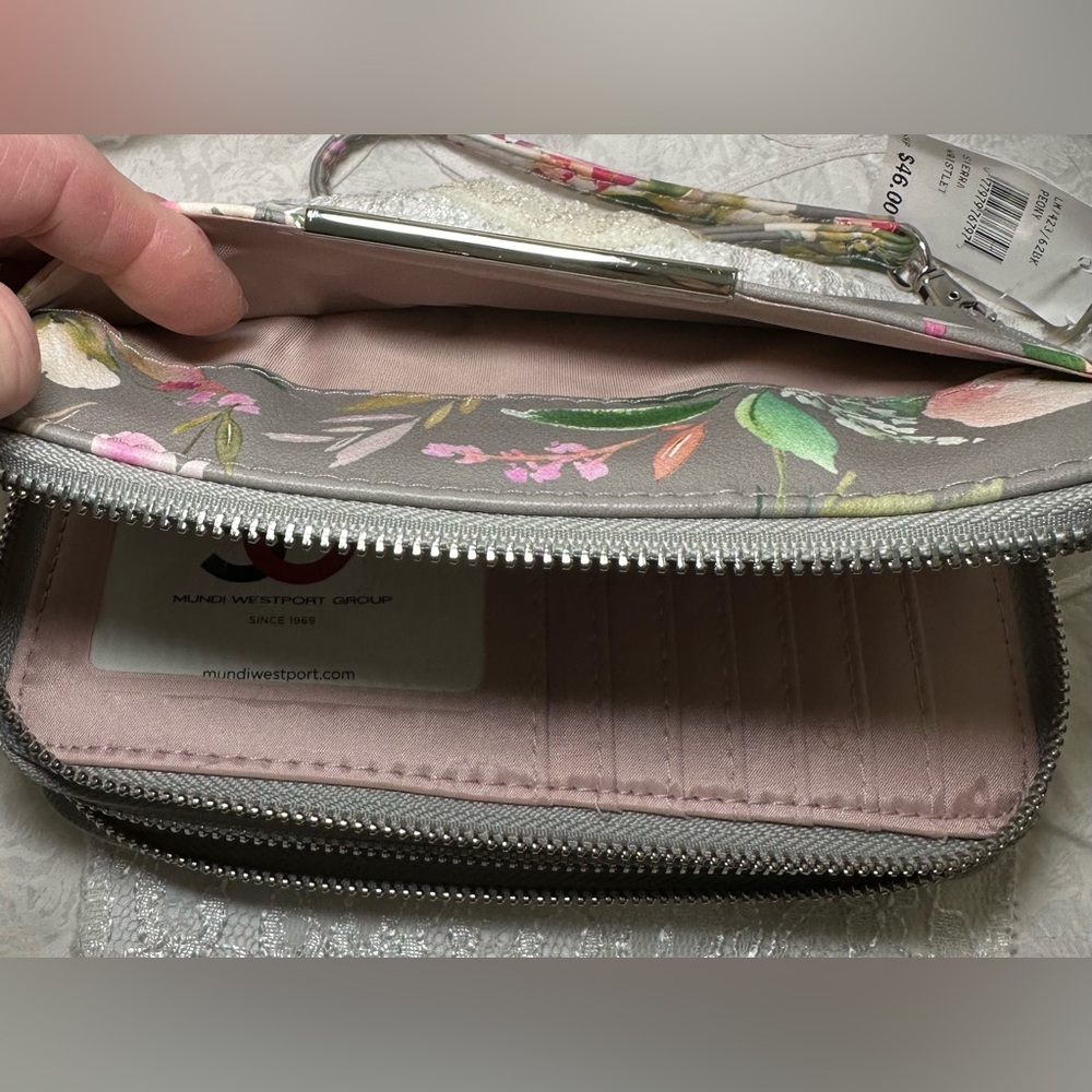 MUNDI Sierra Large Wristlet Clutch - Picture 7 of 10